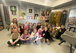 Dzieci pozują do zdjęcia grupowego w Bibliotece Pedagogicznej