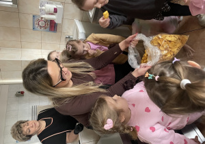 Dzieci częstują się przysmakami.