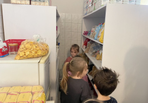 Dzieci oglądają produkty.