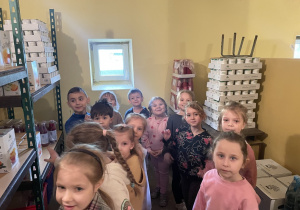 Dzieci stoją w spiżarni.