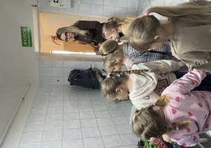 Dzieci zwiedzają kuchnię.