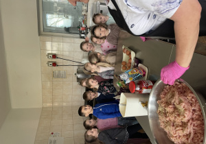 Pani opowiada o przygotowywanym obiedzie.