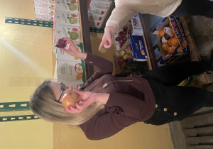 Pani opowiada o cebuli.