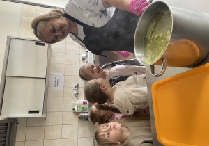 Pani opowiada o przygotowanej zupie.