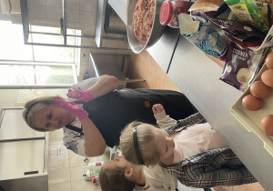 Pani opowiada o przygotowaniu klopsików.