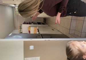 Pani pokazuje magazyn przedszkolny.