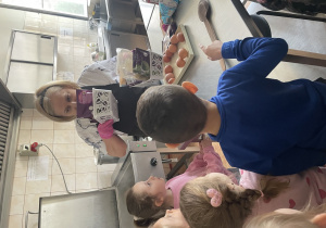 Pani wącha przyprawy.