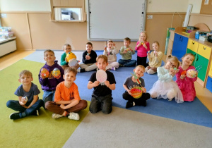 Dzieci pozują do zdjęcia z ozdobami wielkanocnymi