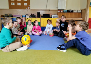 Dzieci prezentują się swoje dekoracje