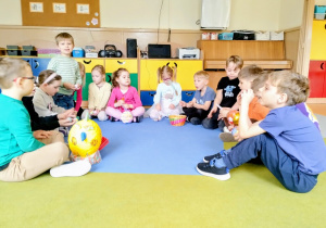 Chłopiec opowiada o swojej dekoracji