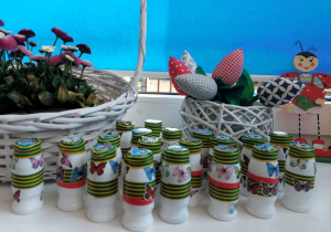 Kącik wiosenny z wiosennymi grzechotkami z butelek wykonanymi przez dzieci