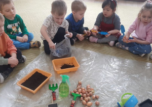 Dzieci sadzą cebulki