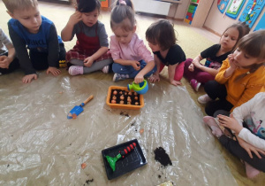 Dzieci sadzą cebulki