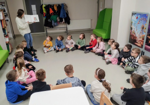 Dzieci siedzą w kole