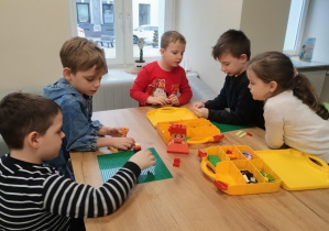 Dzieci budują z klocków lego