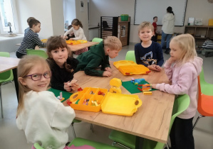 Dzieci budują z klocków lego