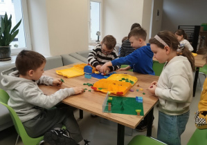 Dzieci budują z klocków lego