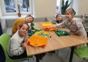 Dzieci budują z klocków lego