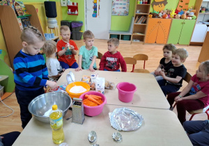 Dzieci pieką marchewkowe babeczki