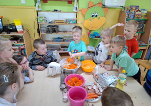 Dzieci pieką marchewkowe babeczki