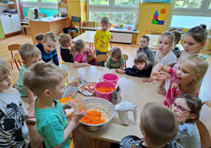Dzieci pieką marchewkowe babeczki