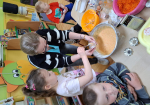 Dzieci pieką marchewkowe babeczki