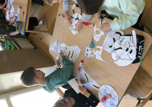Dzieci wycinają elementy z papieru