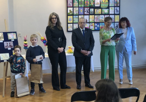 Uczestnicy konkursu i jury pozują do zdjęcia