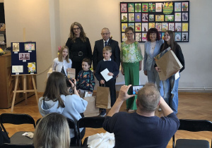 Uczestnicy konkursu i jury pozują do zdjęcia