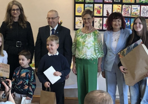 Uczestnicy konkursu i jury pozują do zdjęcia