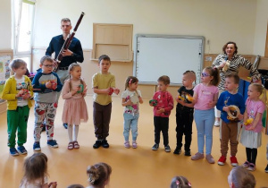 Dzieci grają akompaniament na instrumentach perkusyjnych