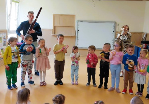 Dzieci grają akompaniament na instrumentach perkusyjnych