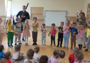 Dzieci grają akompaniament na instrumentach perkusyjnych