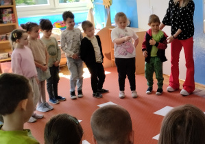Dzieci w trakcie spotkania z autorką wierszy dla dzieci