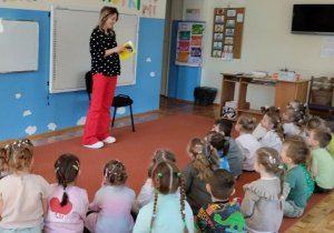 Dzieci w trakcie spotkania z autorką wierszy dla dzieci