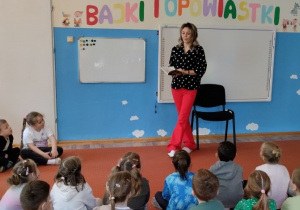 Dzieci w trakcie spotkania z autorką wierszy dla dzieci