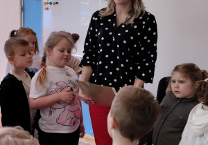 Dzieci w trakcie spotkania z autorką wierszy dla dzieci