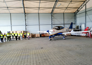 Dzieci zwiedzają hangar