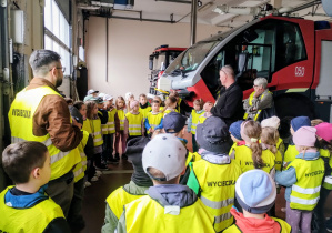 Dzieci zwiedzają straż pożarną na lotnisku