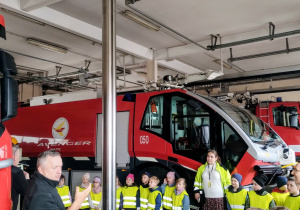 Dzieci zwiedzają straż pożarną na lotnisku