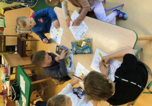 Dzieci kolorują pszczółki