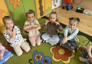 Dzieci migają biedronka, motyl, żaba, żółw.