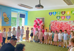 Występ dzieci z okazji dnia mamy i taty