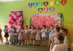 Występ dzieci z okazji dnia mamy i taty