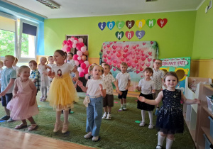 Występ dzieci z okazji dnia mamy i taty