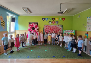 Występ dzieci z okazji dnia mamy i taty