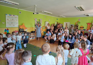 Występ dzieci z okazji dnia mamy i taty