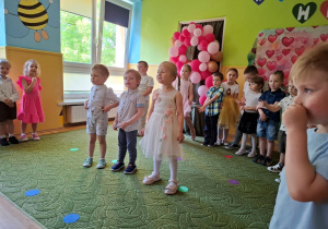 Występ dzieci z okazji dnia mamy i taty