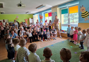 Występ dzieci z okazji dnia mamy i taty