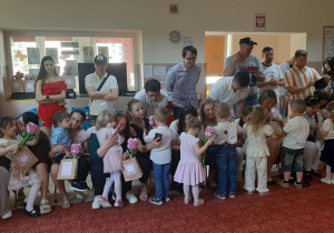 Występ dzieci z okazji dnia mamy i taty